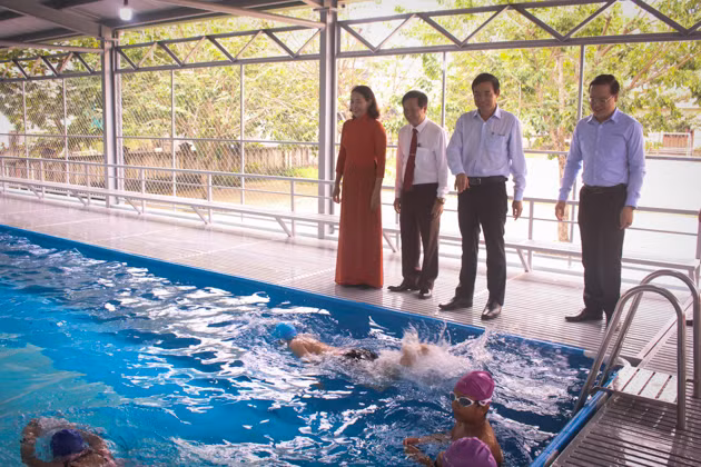 Ông Lê Trung Chinh- Phó Chủ tịch UBND TP Đà Nẵng cùng đại diện Sở GD&ĐT TP… thăm công trình bể bơi.