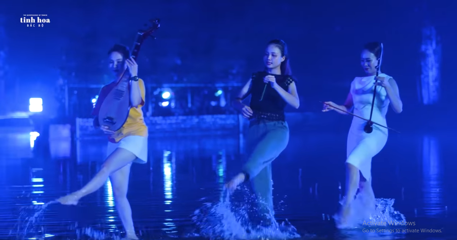 Tinh hoa Bắc Bộ: Bảo Thanh (áo vàng) và Khánh Linh (váy trắng) tập luyện.