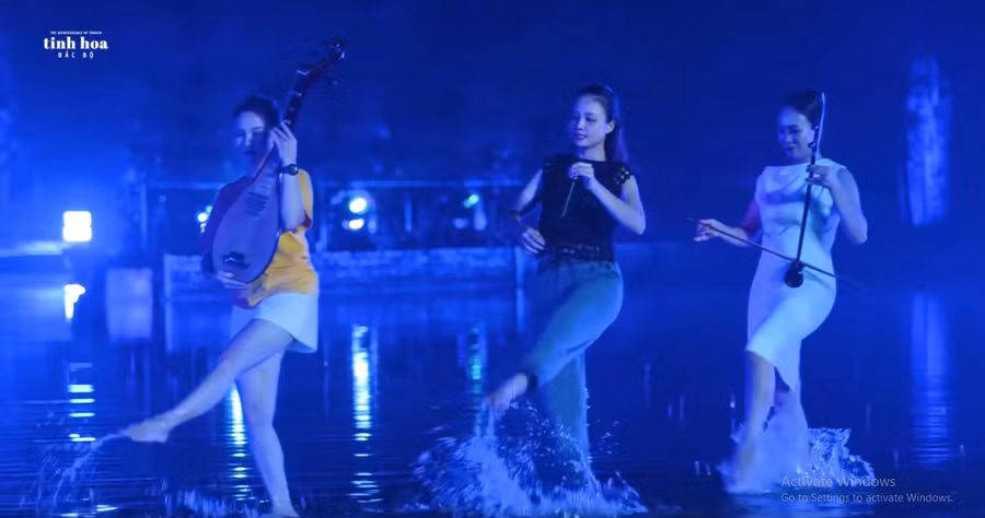 Tinh hoa Bắc Bộ: Bảo Thanh (áo vàng) và Khánh Linh (váy trắng) tập luyện.