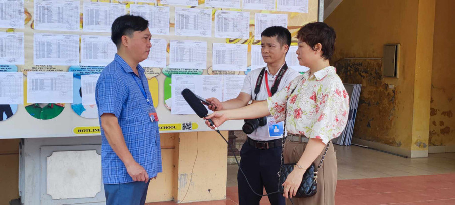 Phóng viên của Báo Giáo dục và Thời đại tác nghiệp tại điểm thi Trường THPT Trần Hưng Đạo, TP Nam Định trong kỳ thi tốt nghiệp THPT năm 2023.