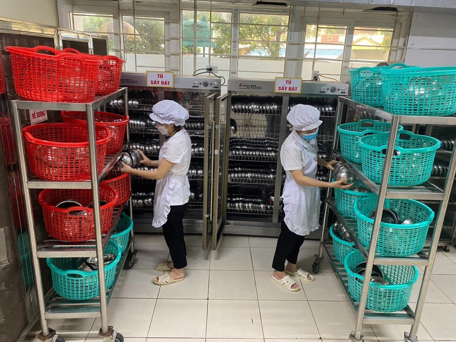 Bếp ăn có đầy đủ các trang thiết bị cần thiết. Bếp ăn có đầy đủ các trang thiết bị cần thiết.