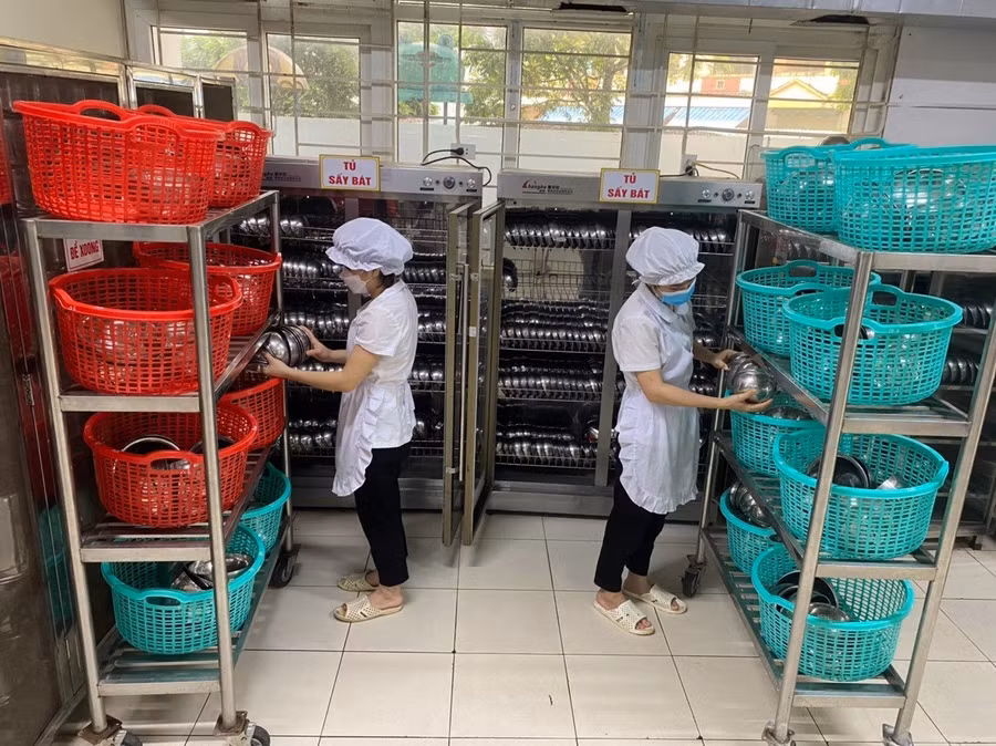 Bếp ăn có đầy đủ các trang thiết bị cần thiết.