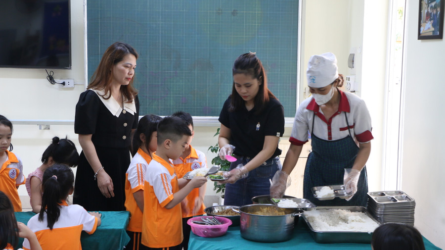 Trẻ lớp 1 dù mới vào trường nhưng rất hứng thú với bữa ăn bán trú trên lớp. Trẻ lớp 1 dù mới vào trường nhưng rất hứng thú với bữa ăn bán trú trên lớp.