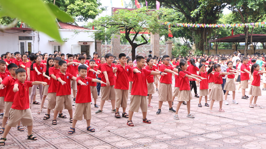 Việc tập thể dục giữa giờ tại Trường Tiểu học Ngũ Hiệp góp phần giúp các em rèn luyện thể chất, nâng cao sức khỏe. Việc tập thể dục giữa giờ tại Trường Tiểu học Ngũ Hiệp góp phần giúp các em rèn luyện thể chất, nâng cao sức khỏe.