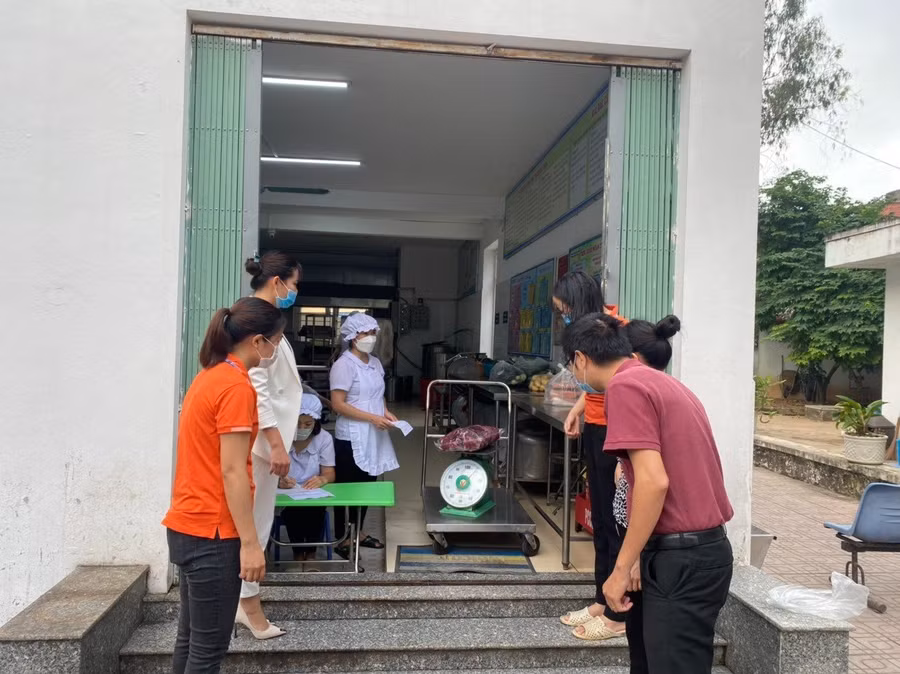 Khâu giao nhận thực phẩm hàng sáng tại Trường Mầm non Phú La được thực hiện nghiêm ngặt để đảm bảo về chất lượng, đủ về số lượng.