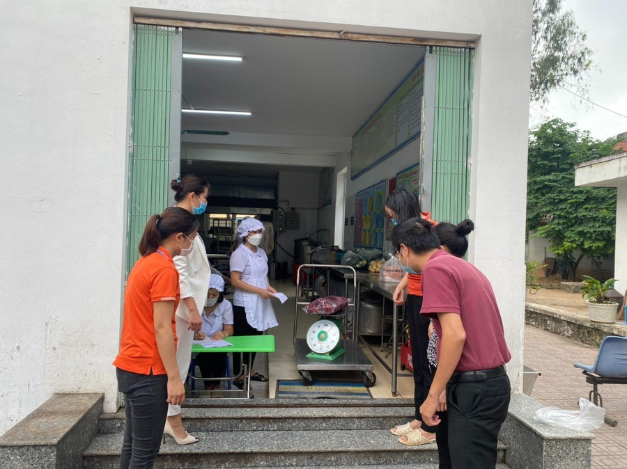 Khâu giao nhận thực phẩm hàng sáng tại Trường Mầm non Phú La được thực hiện nghiêm ngặt để đảm bảo về chất lượng, đủ về số lượng. Khâu giao nhận thực phẩm hàng sáng tại Trường Mầm non Phú La được thực hiện nghiêm ngặt để đảm bảo về chất lượng, đủ về số lượng.