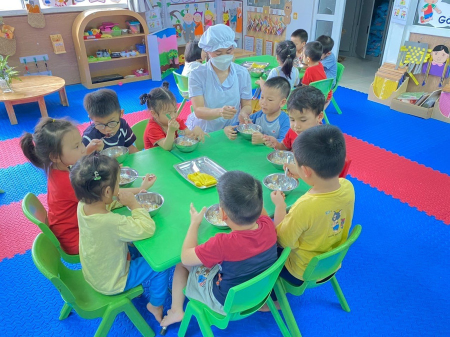 Trẻ được ăn bán trú đảm bảo dinh dưỡng và ngon miệng sẽ giúp phát triển thể chất, tinh thần mỗi ngày. Trẻ được ăn bán trú đảm bảo dinh dưỡng và ngon miệng sẽ giúp phát triển thể chất, tinh thần mỗi ngày.