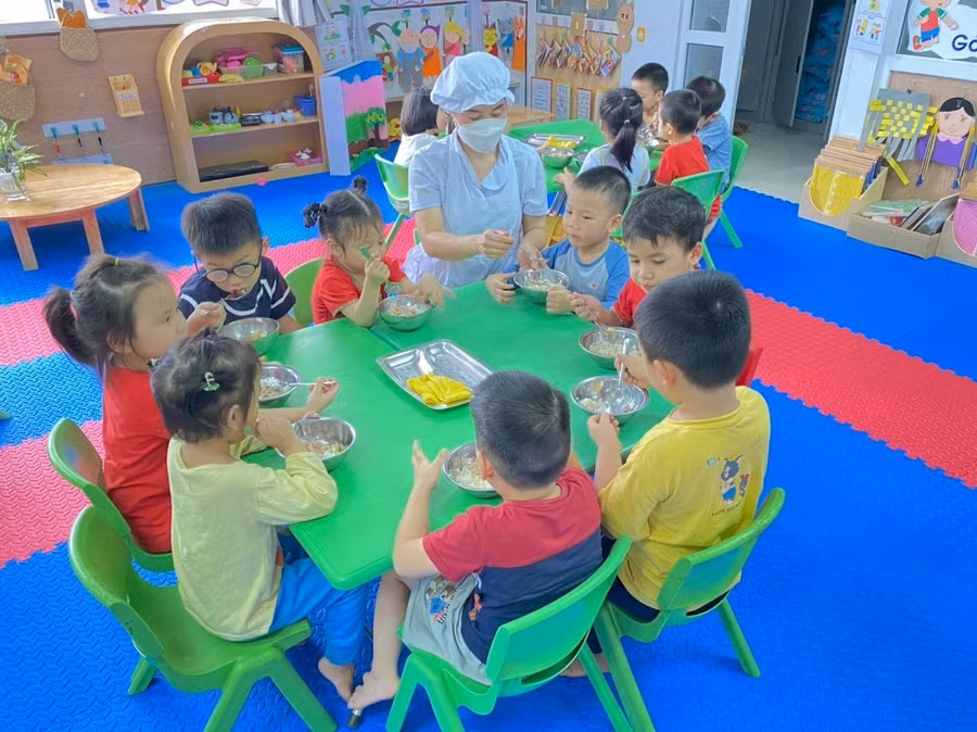 Trẻ được ăn bán trú đảm bảo dinh dưỡng và ngon miệng sẽ giúp phát triển thể chất, tinh thần mỗi ngày.