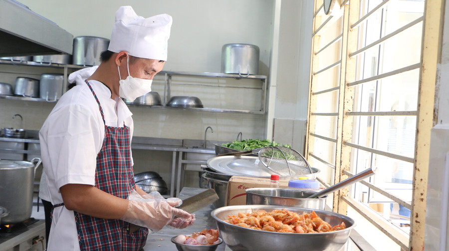 Nhân viên nhà bếp tại Trường Tiểu học Văn Yên đều được kiểm tra sức khỏe định kỳ. Nhân viên nhà bếp tại Trường Tiểu học Văn Yên đều được kiểm tra sức khỏe định kỳ.