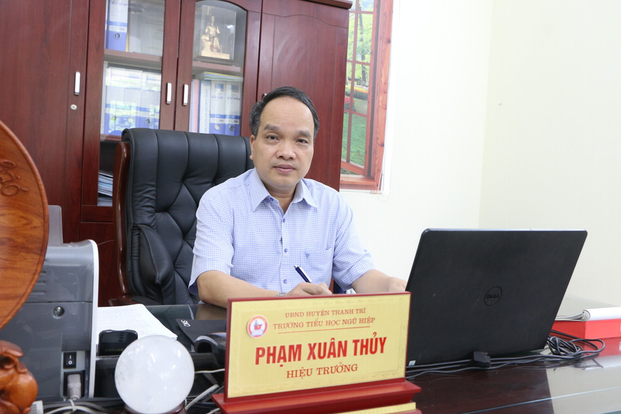 Thầy Phạm Xuân Thủy - Hiệu trưởng Trường Tiểu học Ngũ Hiệp nhấn mạnh tới vai trò của bữa ăn bán trú cho học sinh. Thầy Phạm Xuân Thủy - Hiệu trưởng Trường Tiểu học Ngũ Hiệp nhấn mạnh tới vai trò của bữa ăn bán trú cho học sinh.