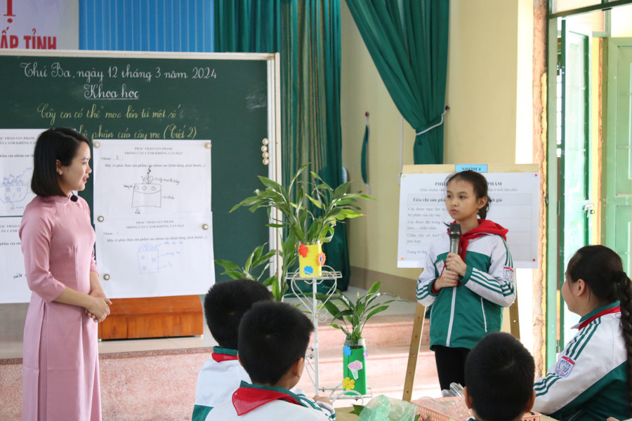 Tiết học bộ môn Khoa học: Cây con có thể mọc lên từ một số bộ phận của cây mẹ (Tiết 2) do cô giáo Trịnh Thị Hoa, giáo viên trường Tiểu học Nguyễn Viết Xuân thực hiện. Tiết học bộ môn Khoa học: Cây con có thể mọc lên từ một số bộ phận của cây mẹ (Tiết 2) do cô giáo Trịnh Thị Hoa, giáo viên trường Tiểu học Nguyễn Viết Xuân thực hiện.