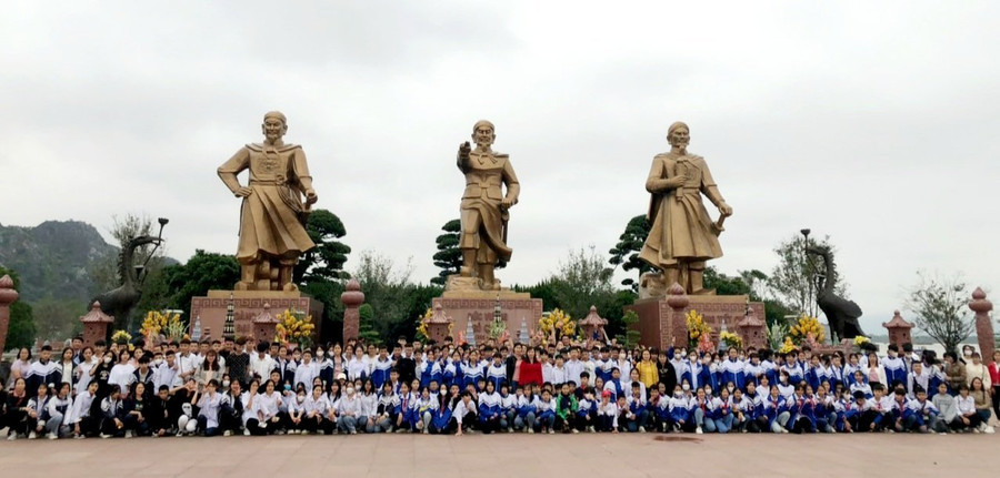 Trường THCS xã Vũ Lễ học tập trải nghiệm tại khu di tích Bạch Đằng Giang Trường THCS xã Vũ Lễ học tập trải nghiệm tại khu di tích Bạch Đằng Giang