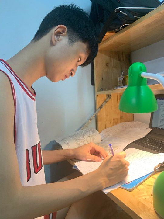 Tuy phải thức đêm học tập, song Quang Huy luôn có thầy cô và gia đình động viên, hỗ trợ.