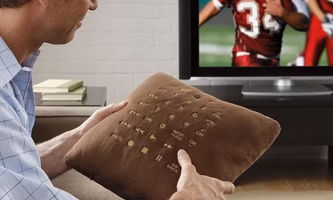 Gối điều khiển là giải pháp dành cho những người muốn vừa xem TV vừa nằm nghỉ. Gối điều khiển hiển thị các tính năng to và rõ ràng, có thể thay thế cho điều khiển từ xa của 6 thiết bị một lúc. Ảnh: Refined Guy.