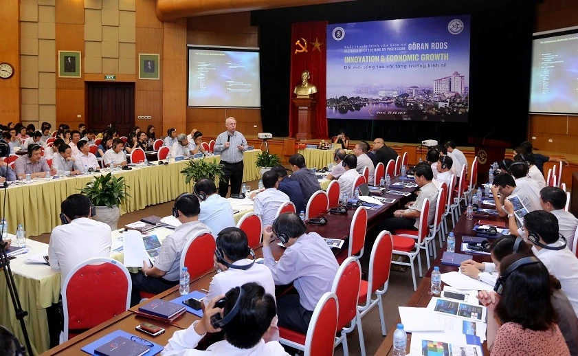 GS. Göran Roos chia sẻ kiến thức về đổi mới sáng tạo với các nhà khoa học, nhà quản lý. Ảnh: VGP/Thu Cúc