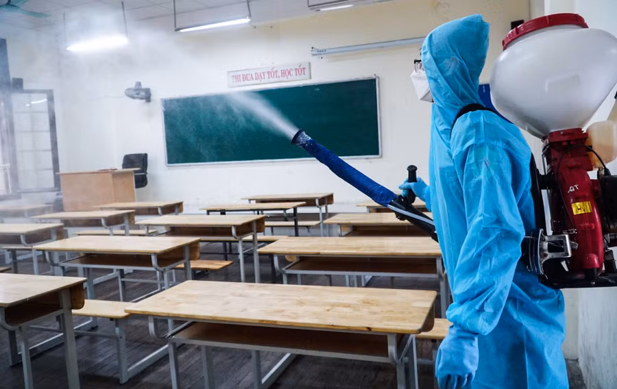 Phun khử khuẩn trong lớp học.