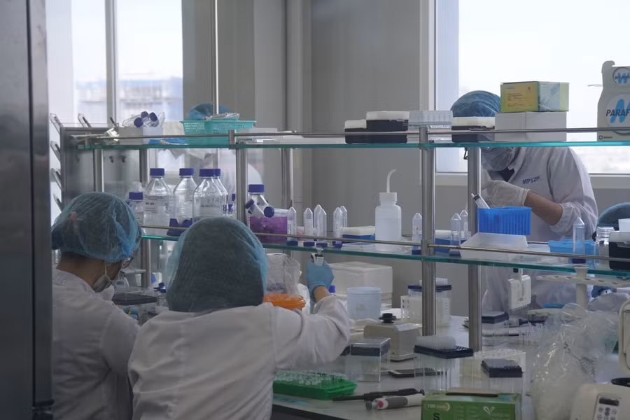 Kỹ thuật viên của Nanogen nghiên cứu vắc-xin.