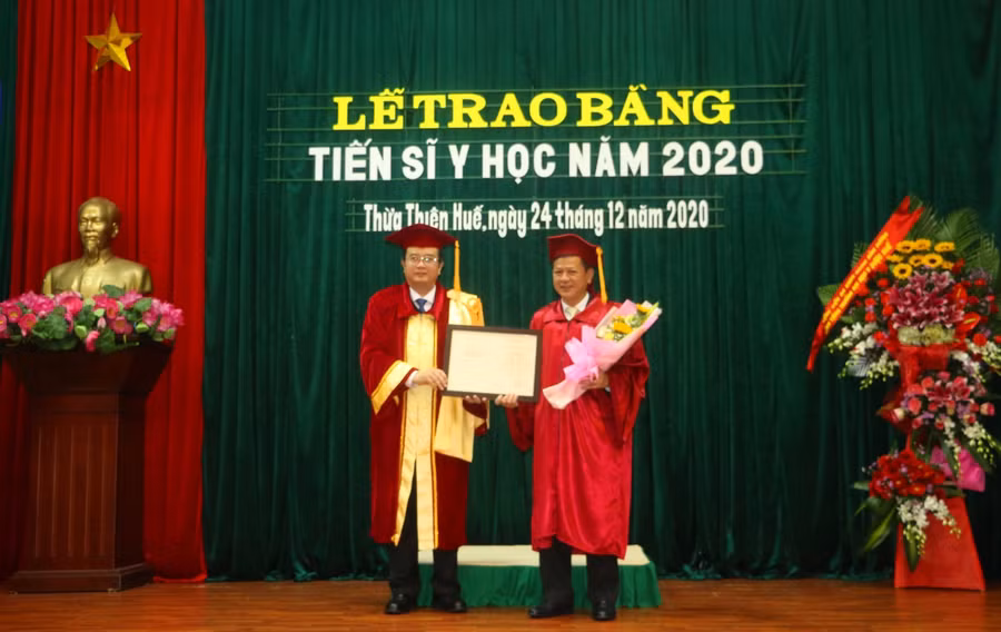 GS.TS Nguyễn Vũ Quốc Huy, Hiệu trưởng Trường ĐH Y Dược Huế trao bằng cho các tân tiến sĩ