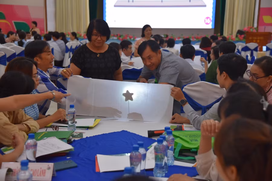 Giáo viên cùng thực hành bài tập nhóm.