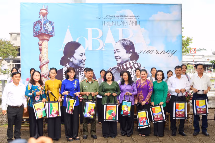 Đại biểu chụp ảnh lưu niệm tại triển lãm tranh "Chiếc áo bà ba xưa và nay" (ảnh Minh Trung).