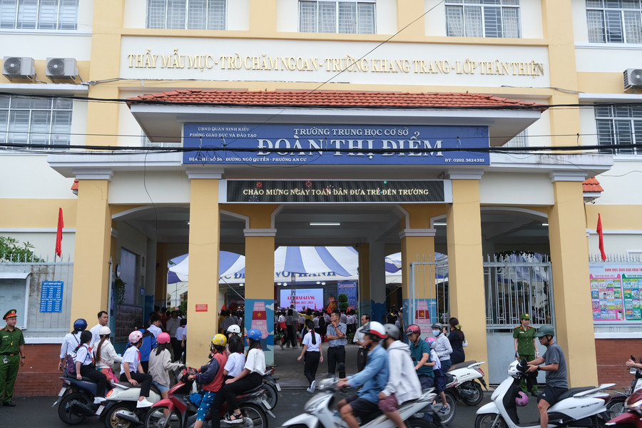 Phụ huynh và học sinh nô nức đến trường ngày khai giảng năm học mới Phụ huynh và học sinh nô nức đến trường ngày khai giảng năm học mới