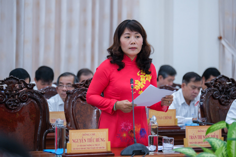 Bà Trần Thị Ngọc Diễm, Giám đốc Sở GD&ĐT tỉnh An Giang báo cáo 10 năm thực hiện Nghị quyết số 29-NQ/TW. Bà Trần Thị Ngọc Diễm, Giám đốc Sở GD&ĐT tỉnh An Giang báo cáo 10 năm thực hiện Nghị quyết số 29-NQ/TW.