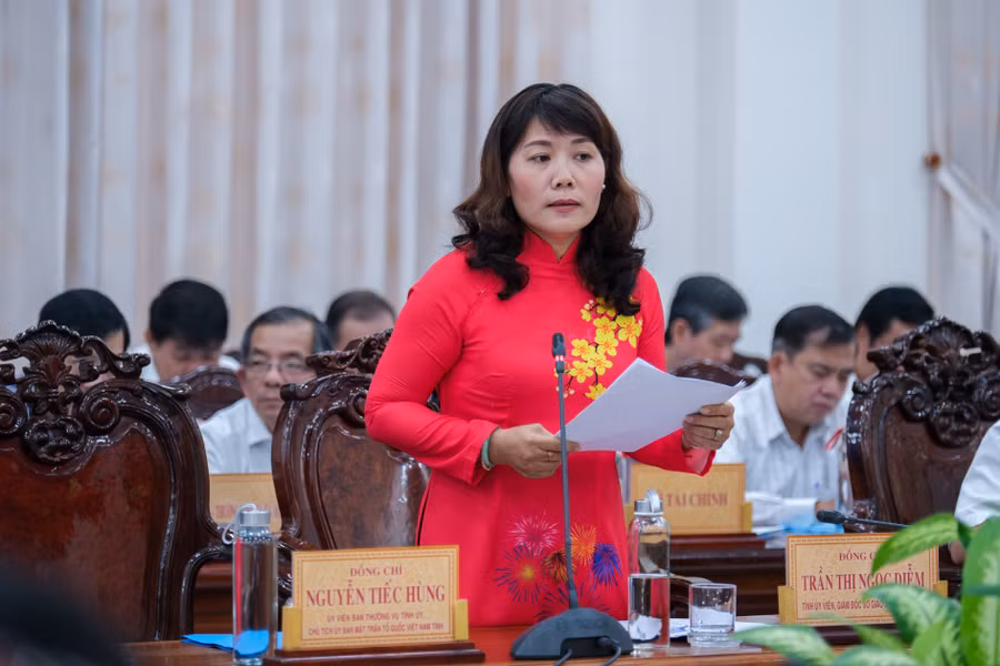 Bà Trần Thị Ngọc Diễm, Giám đốc Sở GD&amp;ĐT tỉnh An Giang báo cáo 10 năm thực hiện Nghị quyết số 29-NQ/TW.