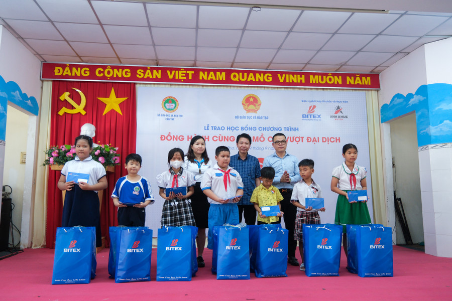 Đại diện lãnh đạo Bộ GD&ĐT, Sở GD&ĐT, công ty BITEX trao học bổng cho học sinh. Đại diện lãnh đạo Bộ GD&ĐT, Sở GD&ĐT, công ty BITEX trao học bổng cho học sinh.