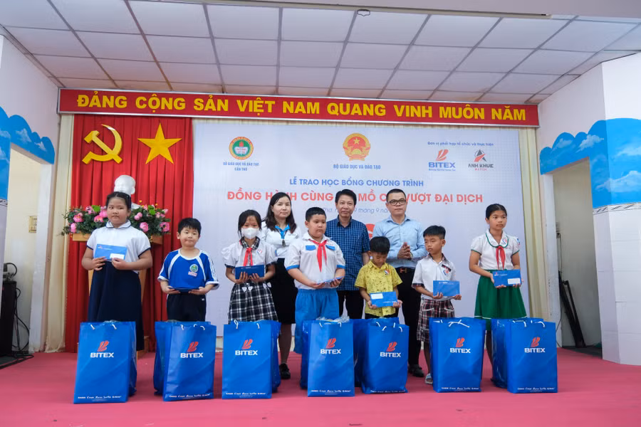 Đại diện lãnh đạo Bộ GD&amp;ĐT, Sở GD&amp;ĐT, công ty BITEX trao học bổng cho học sinh.