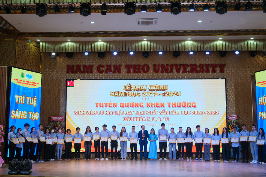Lãnh đạo nhà trường tuyên dương khen thưởng học sinh xuất sắc. Lãnh đạo nhà trường tuyên dương khen thưởng học sinh xuất sắc.