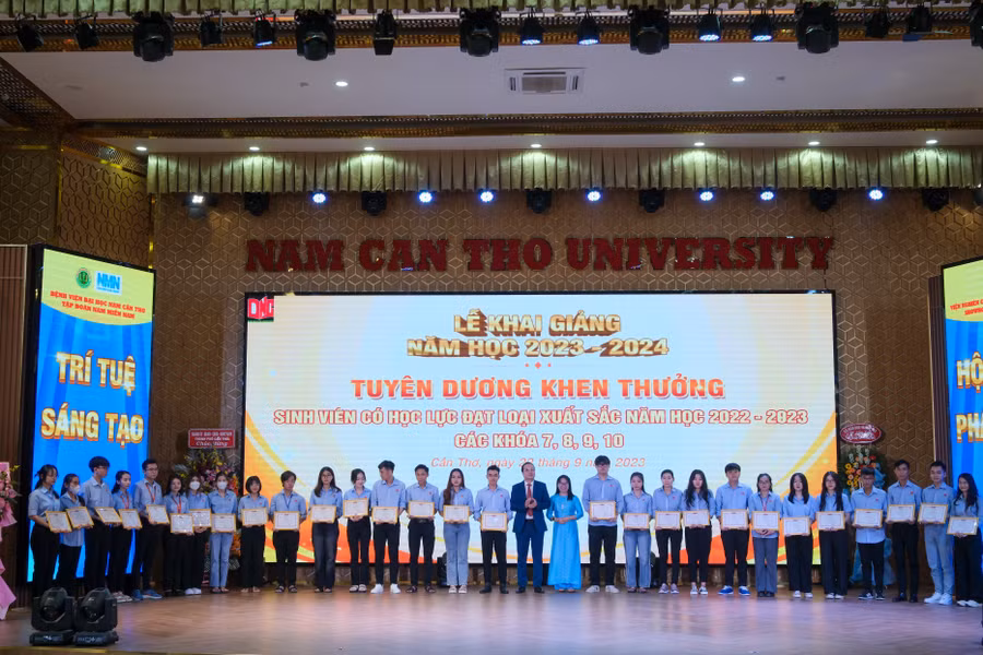 Lãnh đạo nhà trường tuyên dương khen thưởng học sinh xuất sắc.