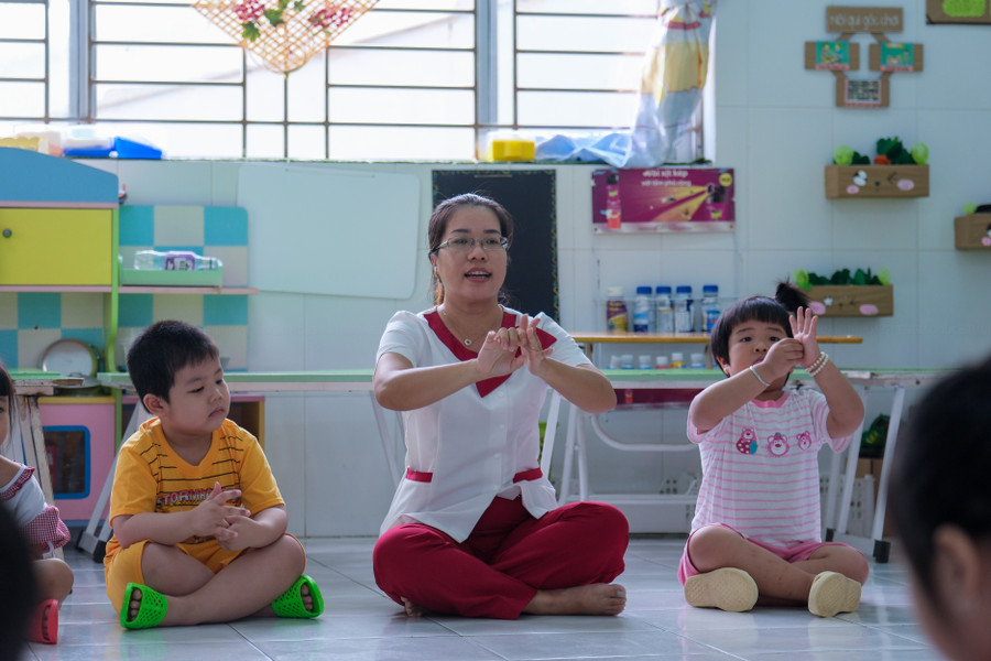 Nhà trường lồng ghép hướng dẫn vệ sinh cá nhân trong giảng dạy trẻ. Nhà trường lồng ghép hướng dẫn vệ sinh cá nhân trong giảng dạy trẻ.