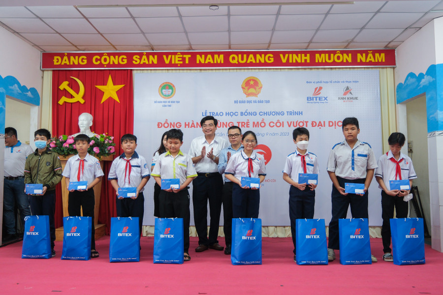 Đại diện lãnh đạo Bộ GD&ĐT, Sở GD&ĐT, công ty BITEX trao học bổng cho học sinh. Đại diện lãnh đạo Bộ GD&ĐT, Sở GD&ĐT, công ty BITEX trao học bổng cho học sinh.