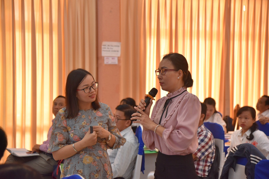 Giáo viên cùng trao đổi và thảo luận. Giáo viên cùng trao đổi và thảo luận.