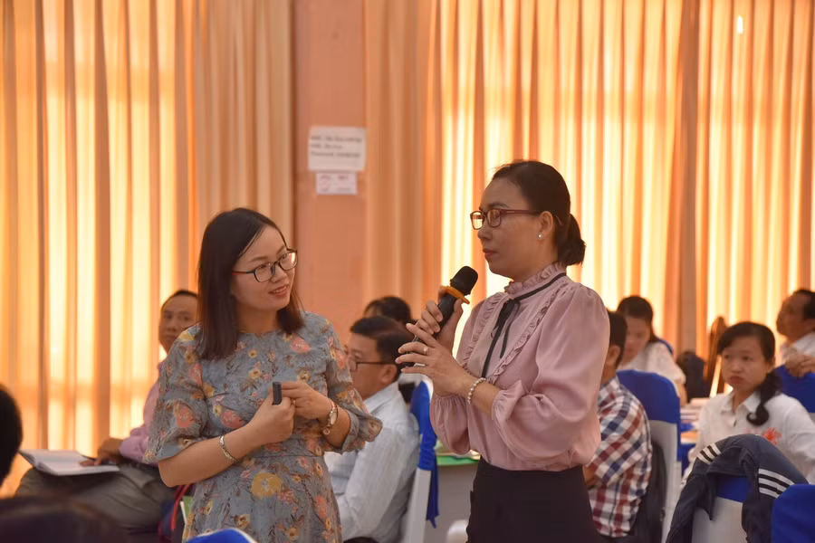 Giáo viên cùng trao đổi và thảo luận.