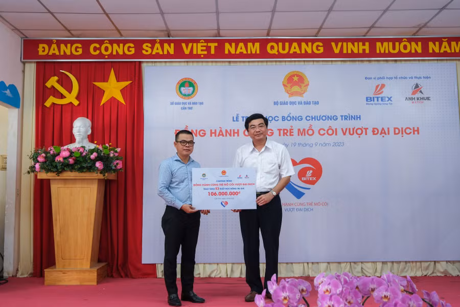 Ông Trần Thanh Bình, Giám đốc Sở Giáo dục và Đào tạo tiếp nhận tài trợ từ Công ty BITEX.