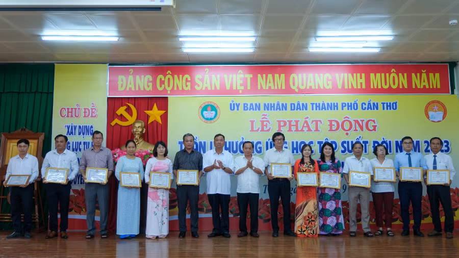 Thành phố tuyên dương học sinh, sinh viên và giáo viên, cán bộ quản lý giáo dục, các cán bộ khuyến học.