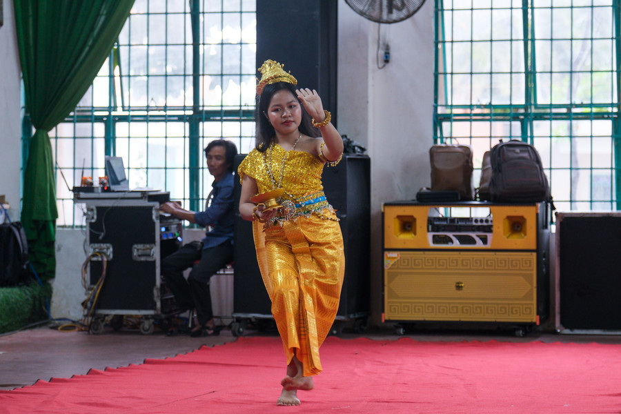 Học sinh trường phổ thông dân tộc nội trú THPT Kiên Giang biểu diễn văn nghệ.