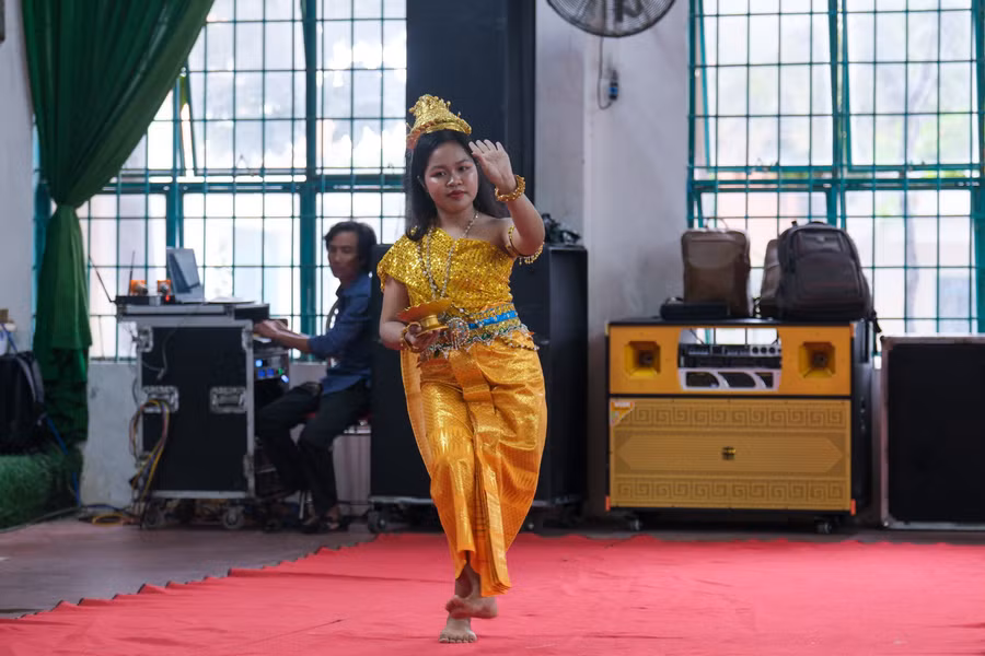 Học sinh trường phổ thông dân tộc nội trú THPT Kiên Giang biểu diễn văn nghệ.