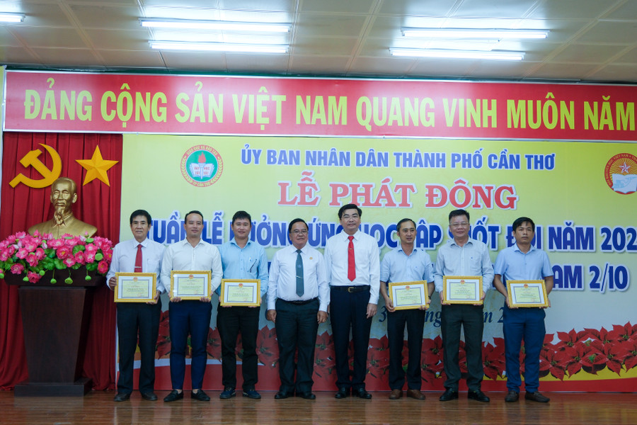 Thành phố tuyên dương học sinh, sinh viên và giáo viên, cán bộ quản lý giáo dục, các cán bộ khuyến học.