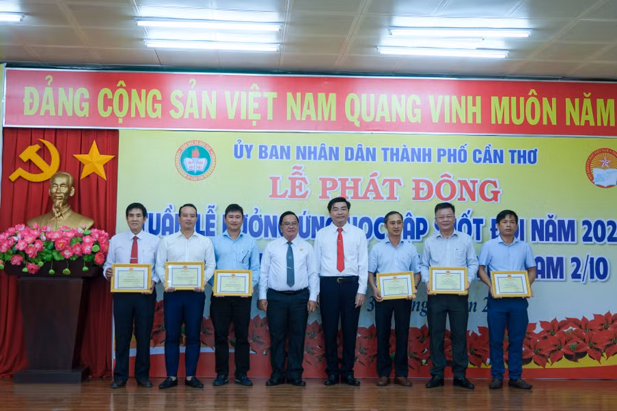 Thành phố tuyên dương học sinh, sinh viên và giáo viên, cán bộ quản lý giáo dục, các cán bộ khuyến học.