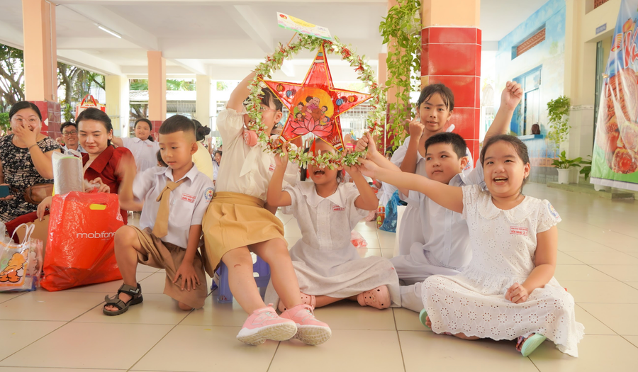 Học sinh hào hứng với chiếc lồng đèn tự tay làm. Học sinh hào hứng với chiếc lồng đèn tự tay làm.