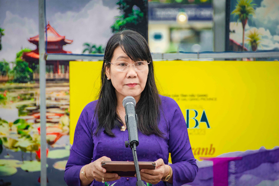 Bà Nguyễn Hoài Thúy Hằng - Giám đốc Sở GD&ĐT tỉnh Hậu Giang phát biểu tổng kết cuộc thi (ảnh Văn Dương). Bà Nguyễn Hoài Thúy Hằng - Giám đốc Sở GD&ĐT tỉnh Hậu Giang phát biểu tổng kết cuộc thi (ảnh Văn Dương).