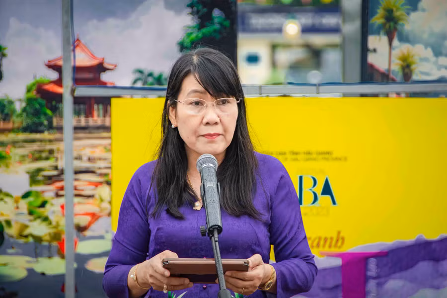 Bà Nguyễn Hoài Thúy Hằng - Giám đốc Sở GD&ĐT tỉnh Hậu Giang phát biểu tổng kết cuộc thi (ảnh Văn Dương).