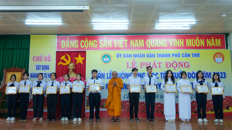 Thành phố tuyên dương học sinh, sinh viên và giáo viên, cán bộ quản lý giáo dục, các cán bộ khuyến học.