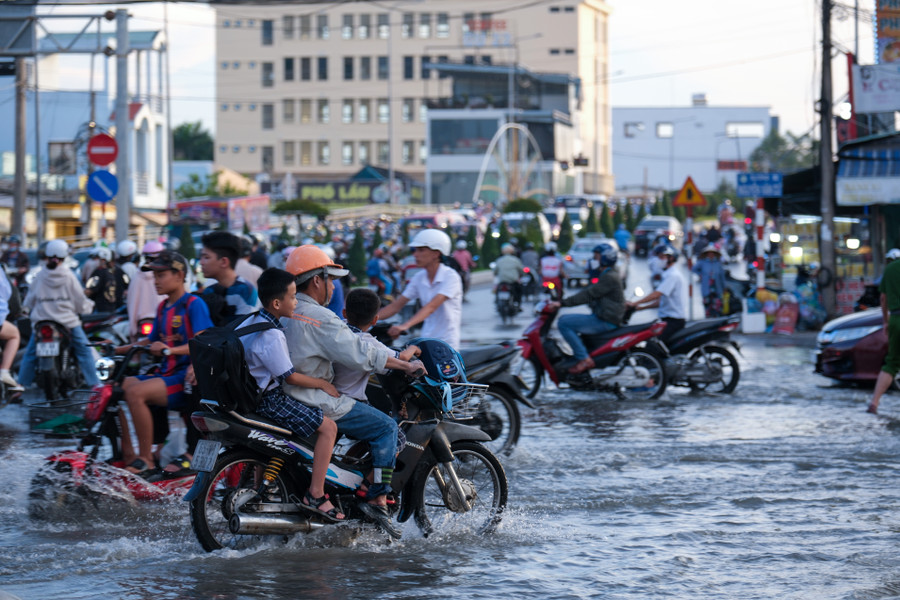 Một số tuyến đường Cần Thơ ngập do triều cường dâng cao, gây khó khăn cho người dân đi lại. Một số tuyến đường Cần Thơ ngập do triều cường dâng cao, gây khó khăn cho người dân đi lại.