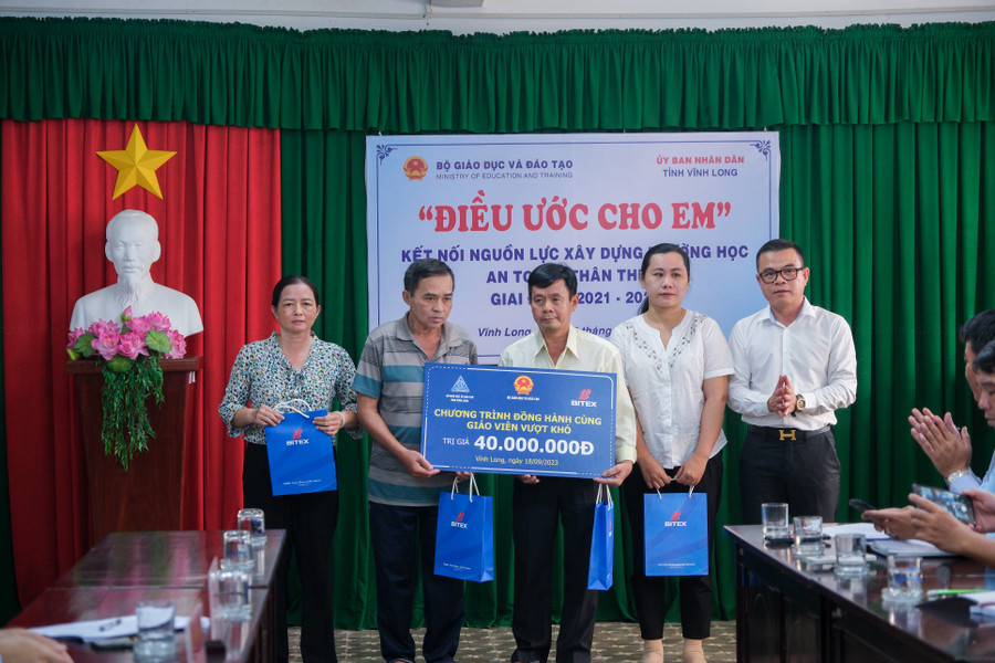 Nhân dịp này, Bộ GDĐT cùng các nhà tài trợ trao tặng các phần quà đến học sinh, giáo viên của tỉnh Vĩnh Long