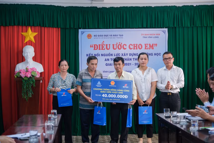 Nhân dịp này, Bộ GDĐT cùng các nhà tài trợ trao tặng các phần quà đến học sinh, giáo viên của tỉnh Vĩnh Long