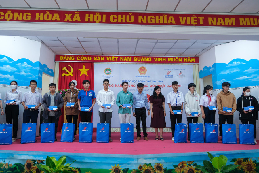 Đại diện lãnh đạo Bộ GD&ĐT, Sở GD&ĐT, công ty BITEX trao học bổng cho học sinh. Đại diện lãnh đạo Bộ GD&ĐT, Sở GD&ĐT, công ty BITEX trao học bổng cho học sinh.