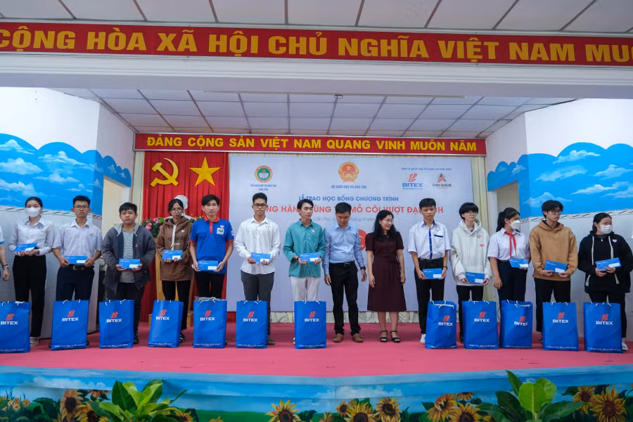 Đại diện lãnh đạo Bộ GD&amp;ĐT, Sở GD&amp;ĐT, công ty BITEX trao học bổng cho học sinh.